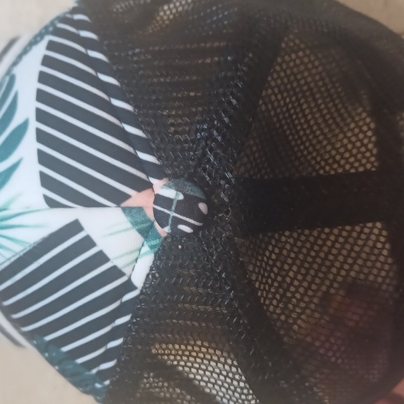 Roxy Black/White Floral Adjustable Trucker Hat - Picture 6 of 7